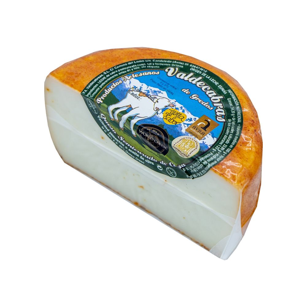 Queso envasado al vacío sobre un fondo blanco.