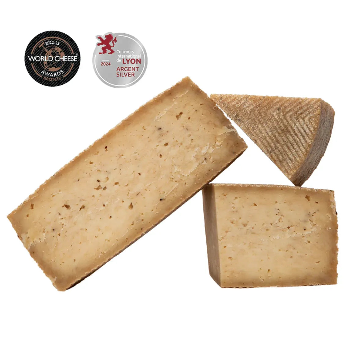 Queso artesanal de oveja partido en distintos tamaños. En la parte superior izquierda se muestran dos premios.