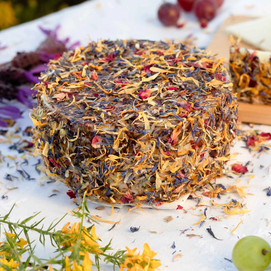 Queso curado de cabra con flores de la dehesa