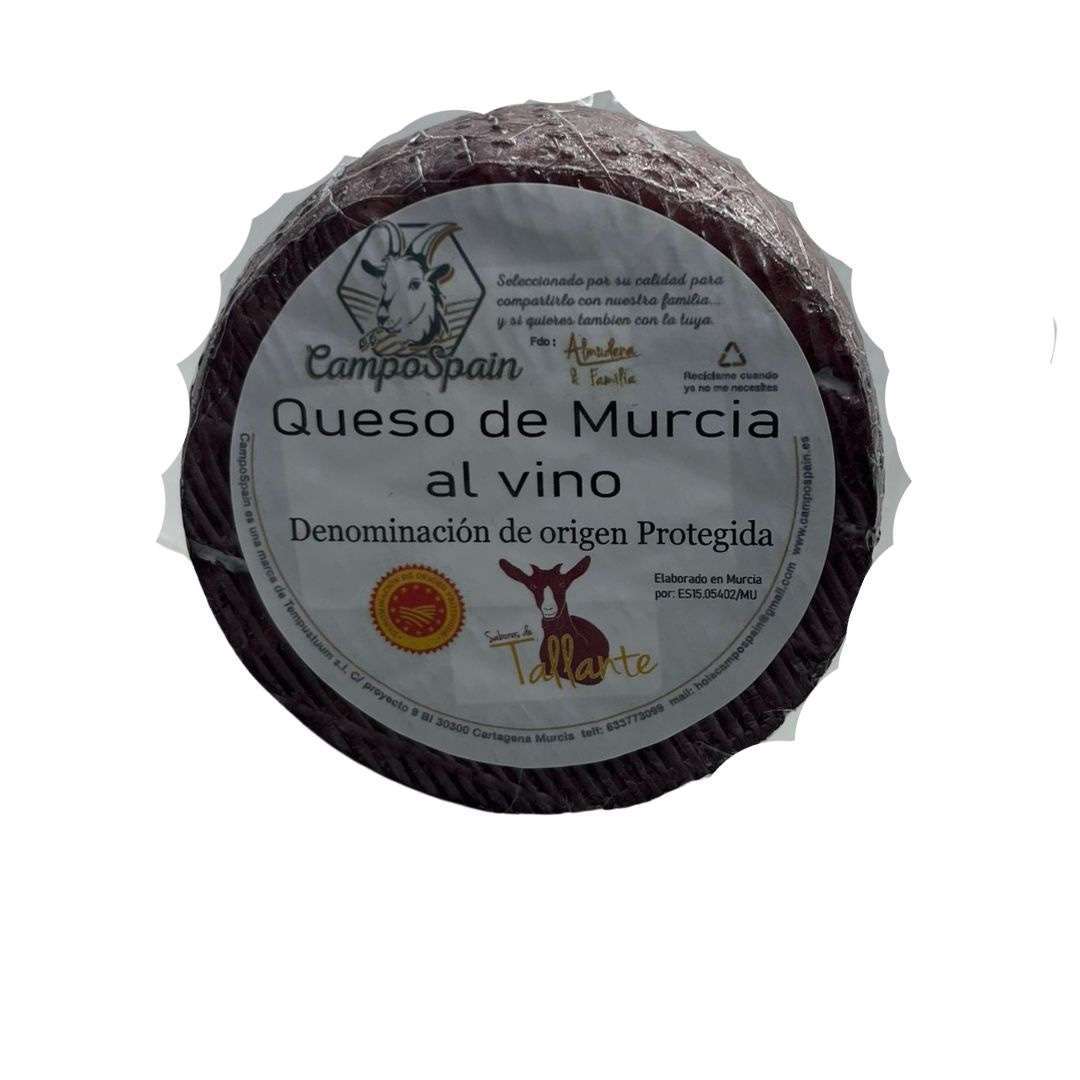 Queso envasado al vacío sobre un fondo blanco.