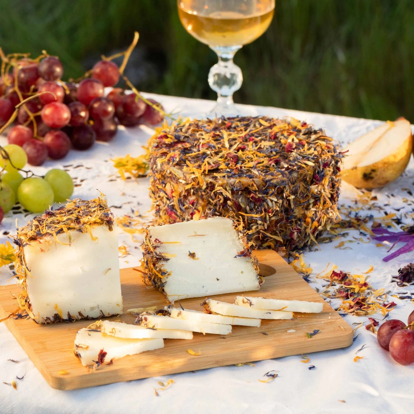 Queso curado de cabra con flores de la dehesa