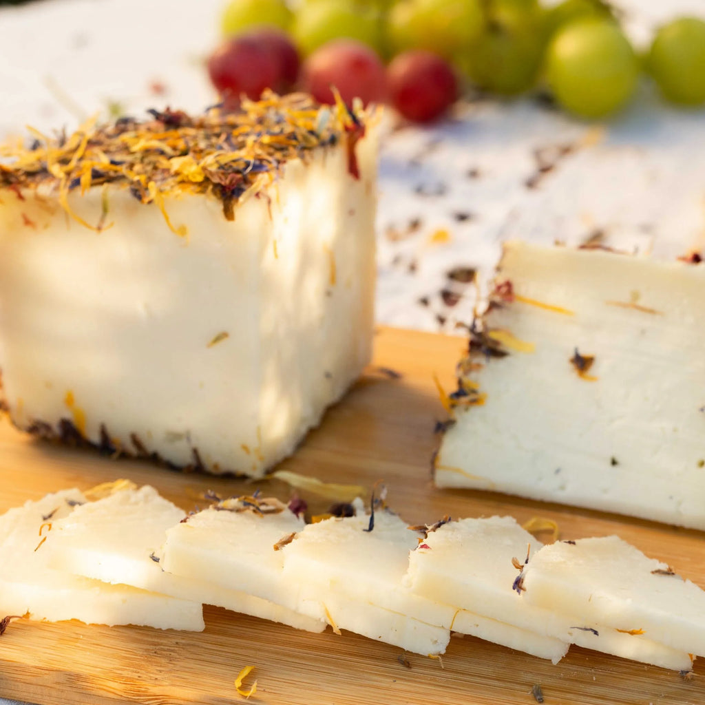 Queso curado de cabra con flores de la dehesa
