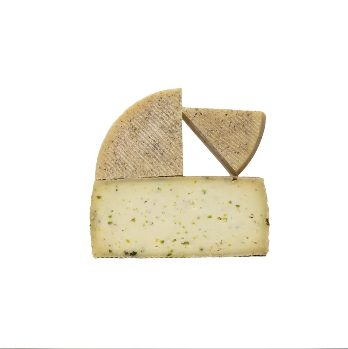 Queso de oveja con trozos de pistacho en cuñas con distinto tamaño.