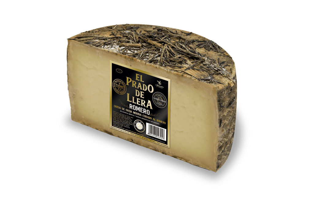 Se muestra medio queso Prado de Llera al romero partido a la mitad, con su etiqueta en el costado.