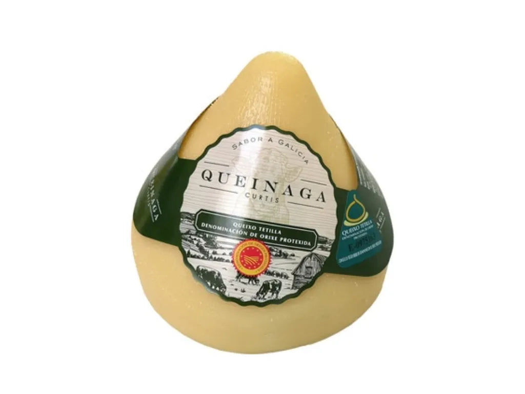Se muestra un queso de tetilla con su etiqueta sobre un fondo blanco.