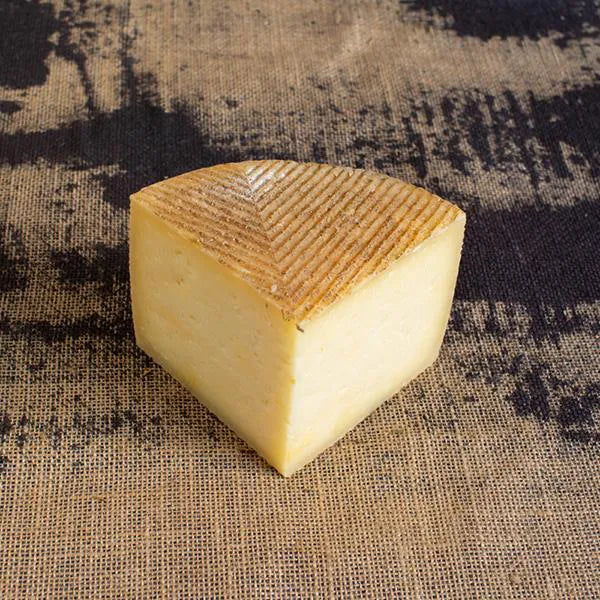 Cuña de queso en la que se aprecia la textura del queso.
