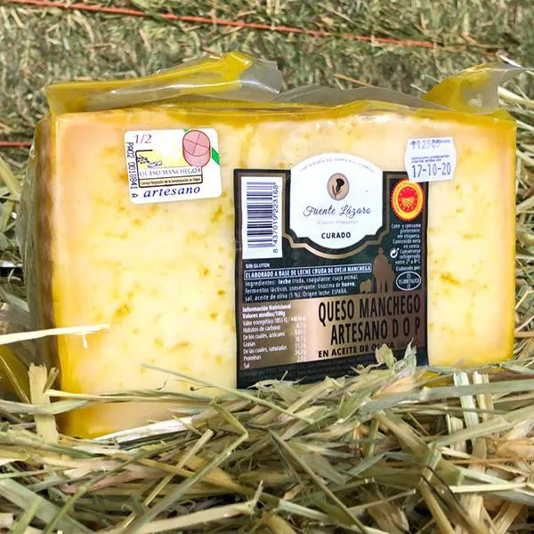Se muestra medio queso manchego en aceite envasado al vacío.