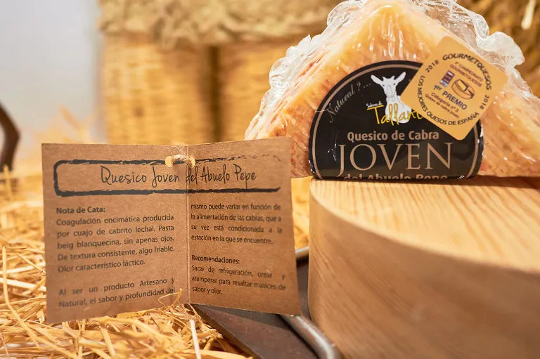 Cuña de queso envasado al vacío. Se muestra también una tarjeta con su nota de cata.